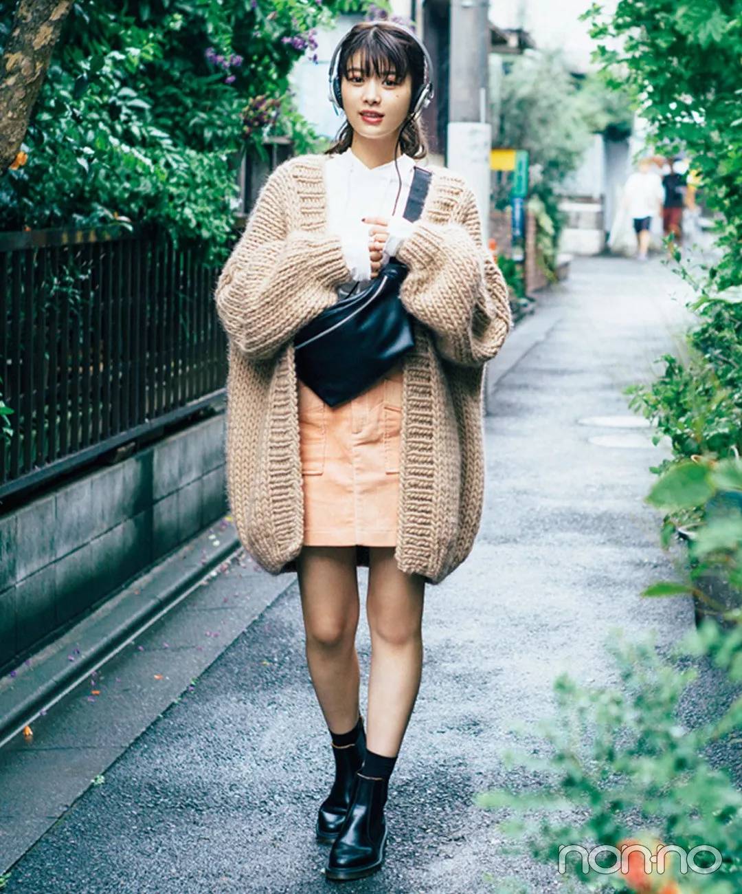 秋冬小香风外套和牛仔半裙穿搭,格子秋冬半裙搭配什么上衣好看