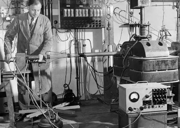 自幼丧母，性格孤僻，遭受校园*力暴**的他如何成为最伟大的科学家