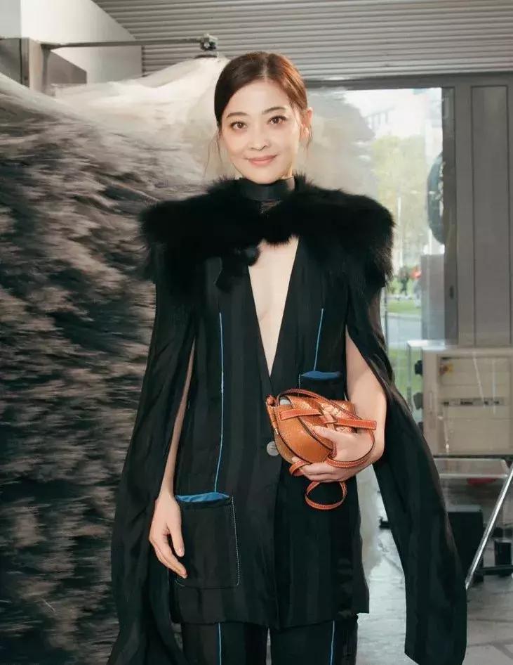 购买新款女性包包,女子买新包