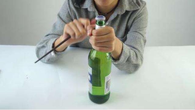 喝了这么多年啤酒，才知道瓶盖上有小机关，女生也能轻易打开