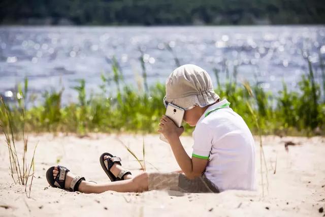 孩子玩手机眼睛变黑眼圈,小孩爱玩手机然后眼睛变黑了