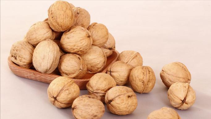 盐焗核桃摆摊,沙河小吃卤核桃