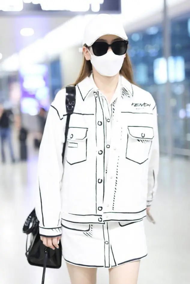 戚薇太个性，嫌领带太长直接剪一半，双丸子头炸毛了