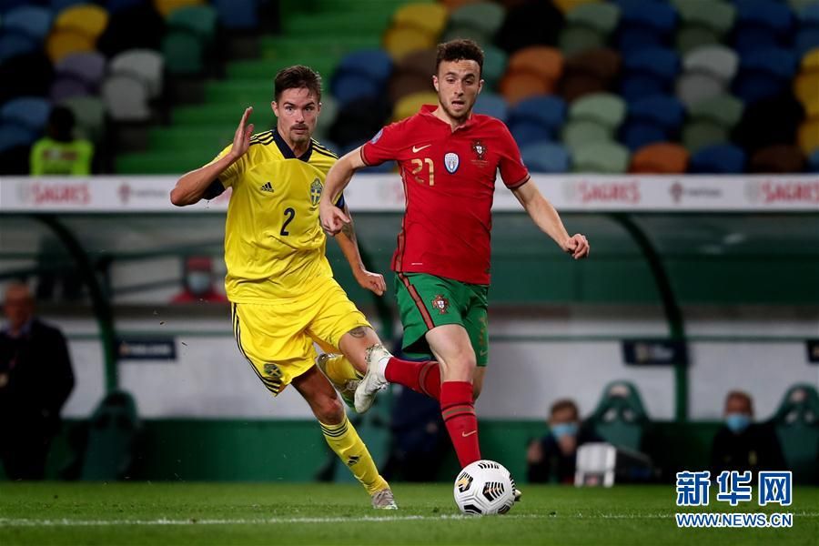 足球红衣红裤,足球哪个队穿的红衣黑裤