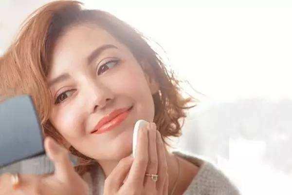 化妆先抹防晒还是先抹bb霜,化妆时先涂隔离霜还是先涂防晒霜