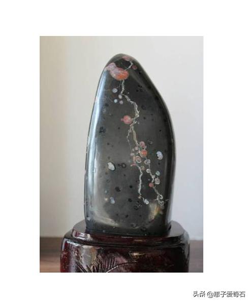 疆内观赏石,高价成交顶级带洞奇石