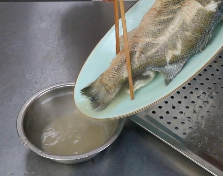 大师傅教你清蒸鲈鱼,五星大厨清蒸鲈鱼的正确做法