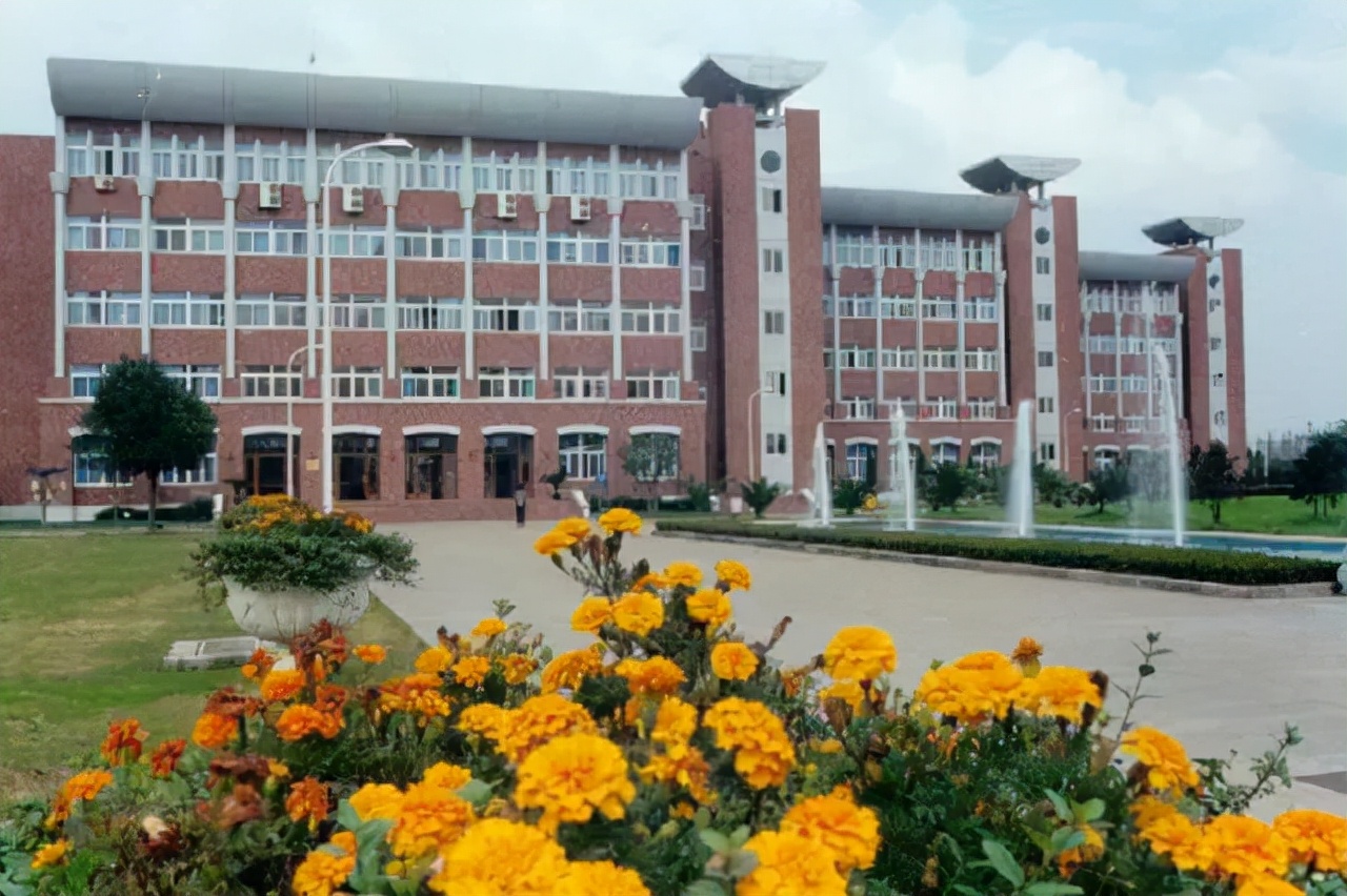 浙江万里学院收费标准2019年,浙江万里学院学费全国排名