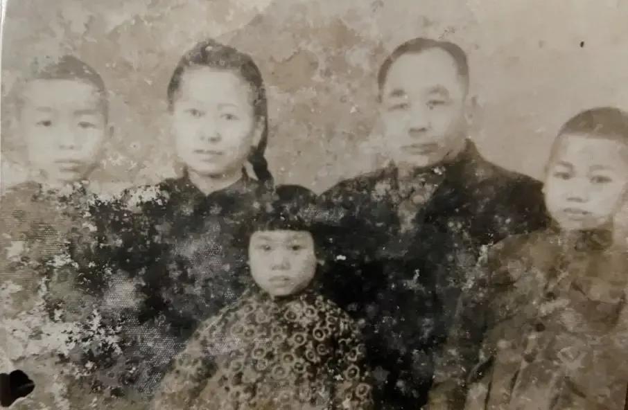 一张老照片一则故事,一张老照片半部近代史