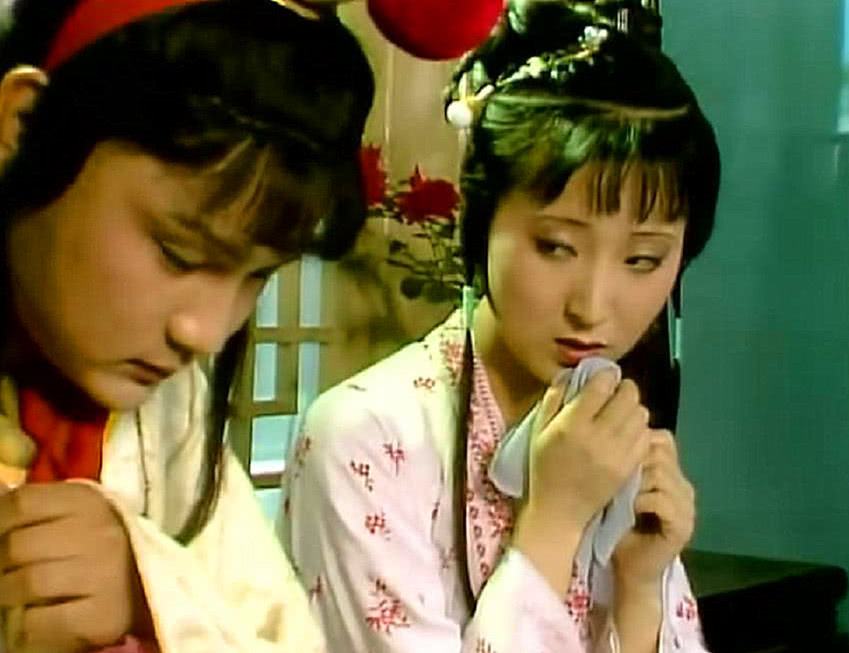 贾宝玉给林黛玉送的礼物,贾宝玉把林黛玉的荷包给了谁