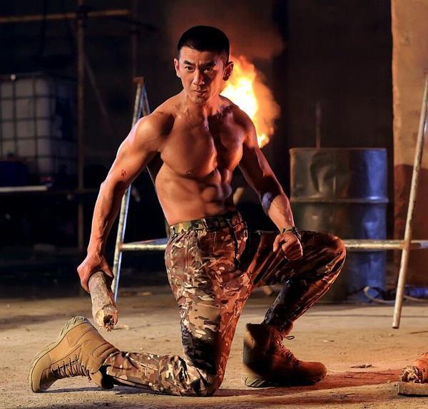 中国男明星肌肉排名前十名,60岁老戏骨肌肉