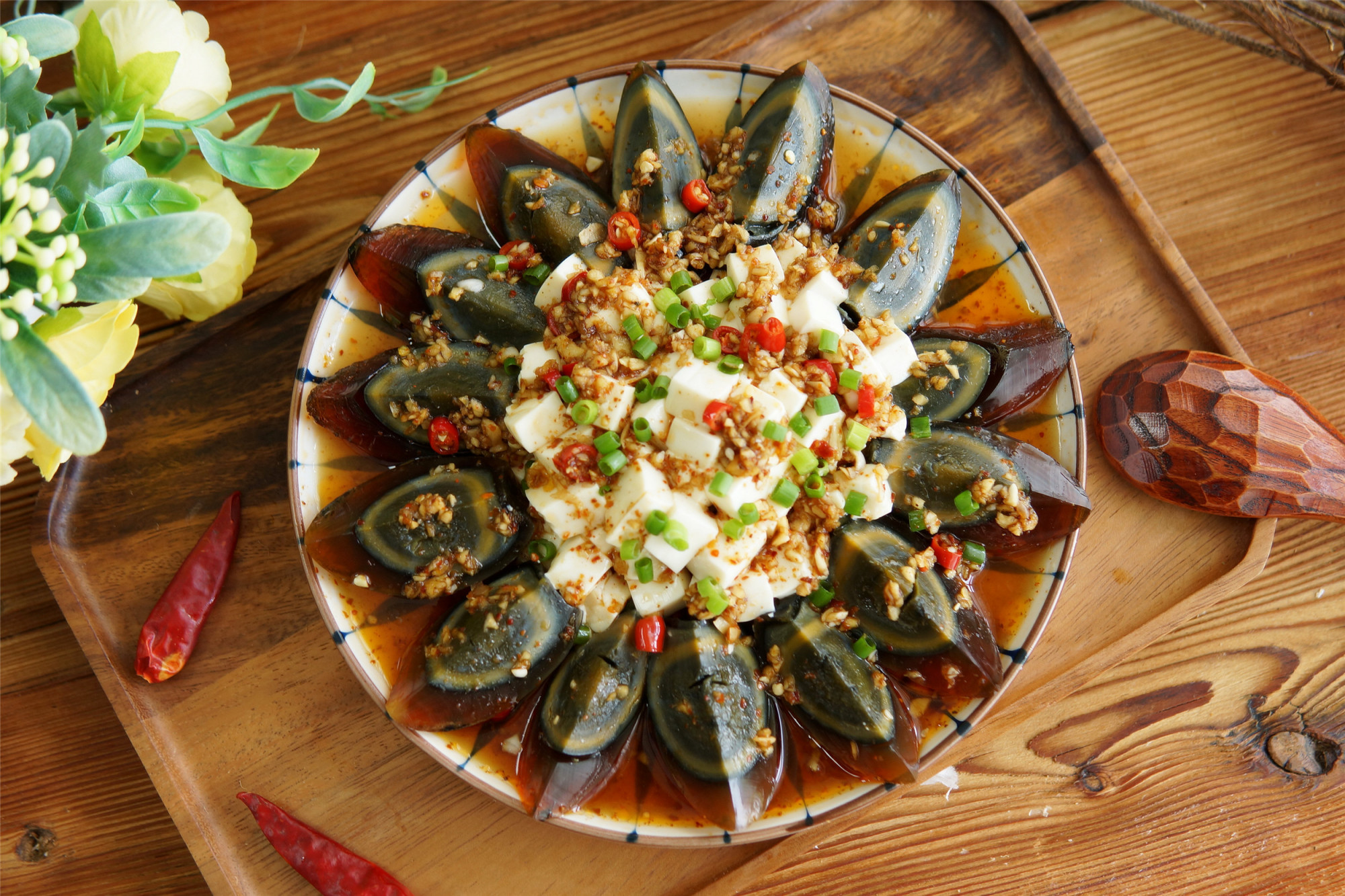 切松花蛋怎么切,松花蛋怎么切最好吃