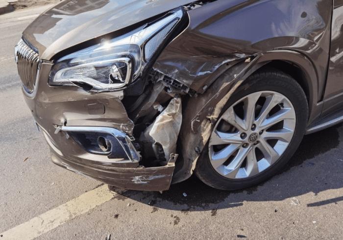 大众宝来侧面撞击别克昂科威,下车后,车主:这差距一个天一个地