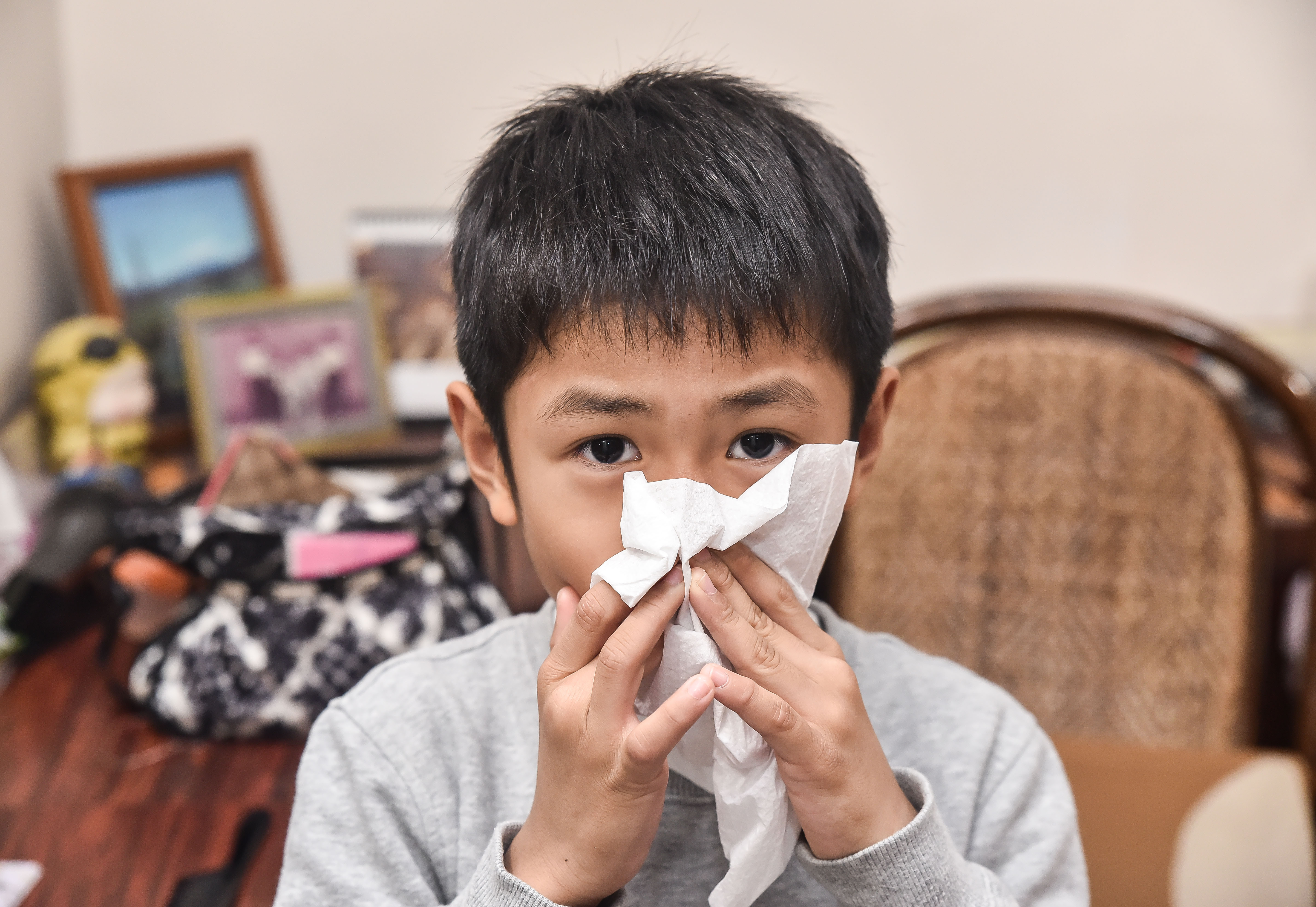 7岁妹脸肿被讥“屎坑面包超人”！母挖墙发现卧室渗粪水