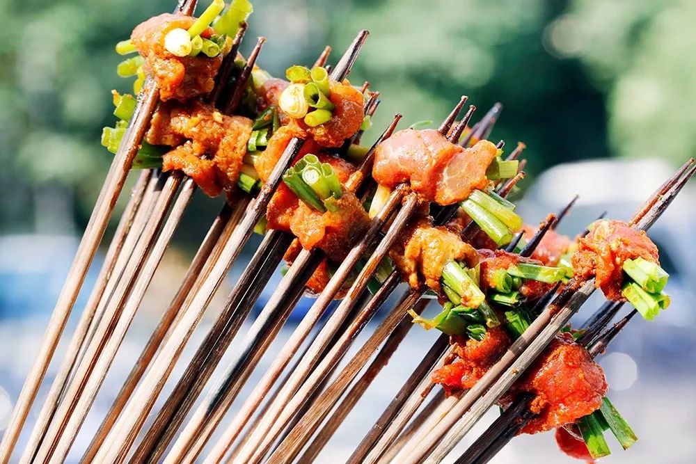 重庆的串串凭着份量实在的资格串味儿在南充开业至今打卡到上瘾！