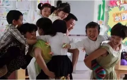 亲子互动小游戏幼儿园感恩节,感恩节亲子游戏大全幼儿园户外