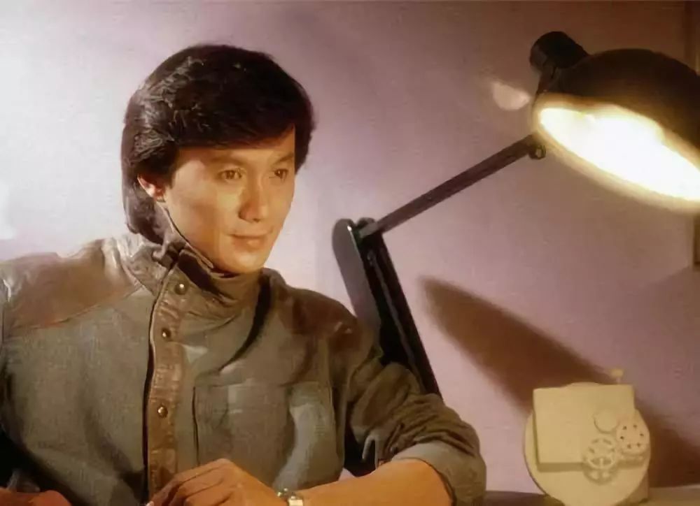 他是谭咏麟的偶像，爱穿豹纹叱咤歌坛50年，66岁重出江湖