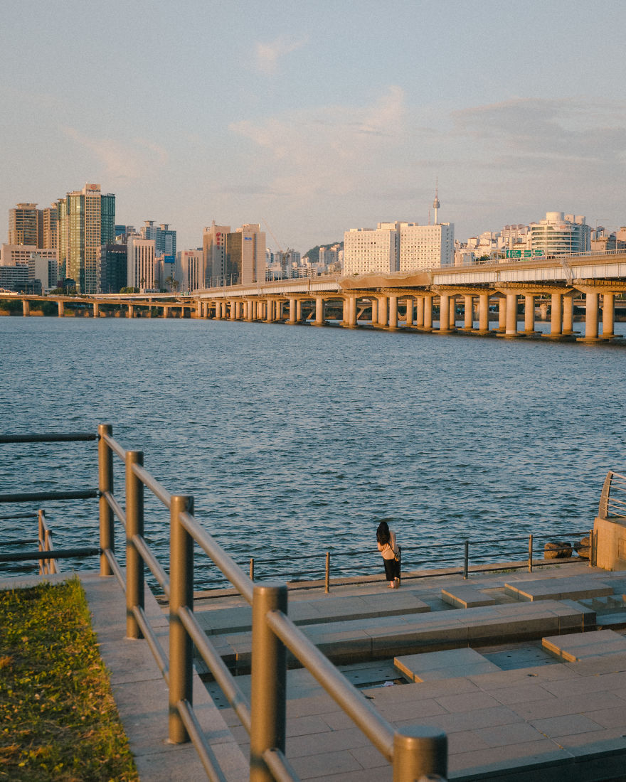 中国送出大礼，韩国一边替美站台，一边对华解释，两面好处都想要