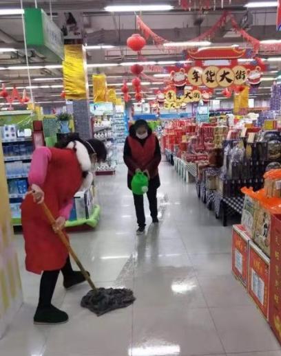 孩子调皮超市打碎罐头,工作人员的做法太到位,奶奶更是值得学习