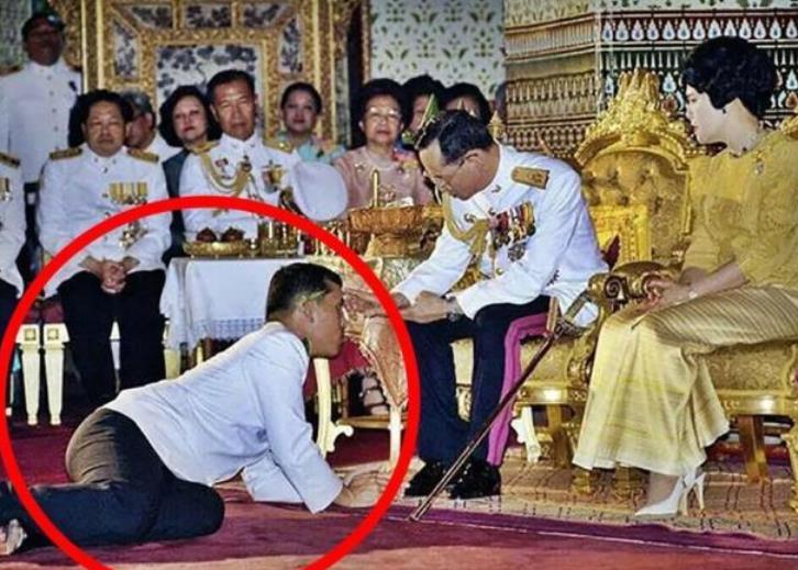 泰王下跪视频完整版,泰王下跪磕头