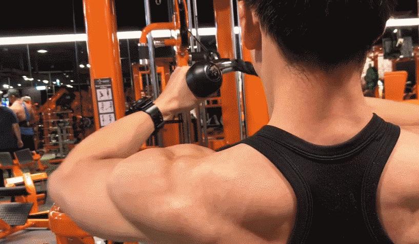 怎么练肩膀使肩膀变宽且有力量感,怎么练能让肩膀变得更宽直角肩