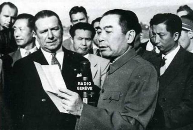 美国记者与周恩来握手，故意掏手帕不停擦手，周总理一招轻松反击