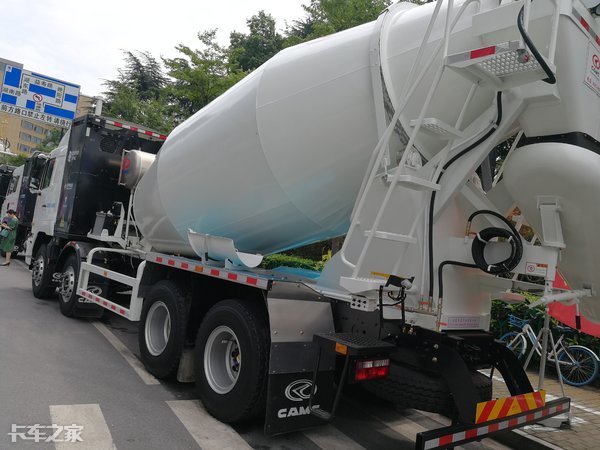 新款华菱轻量化8x4搅拌车,8分钟换电池汽车