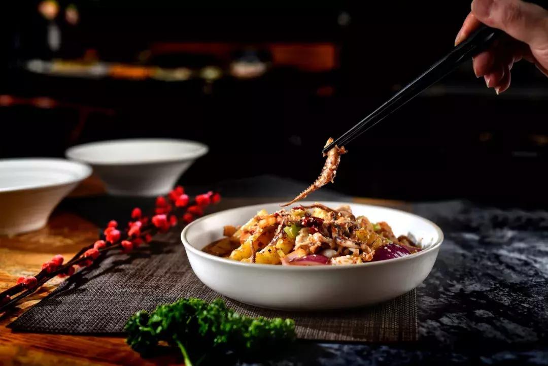 别人给倒茶为什么要敲桌子几下,别人倒茶为什么要敲三下桌面