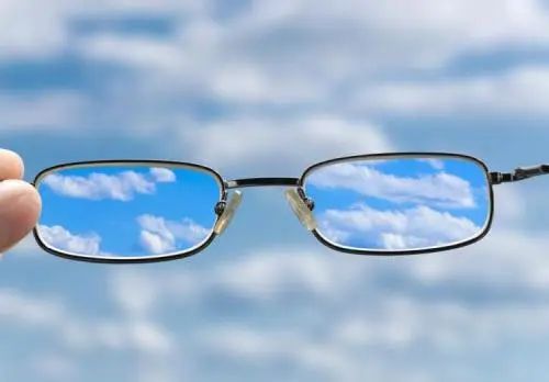 眼镜行业有多暴利,眼镜行业的深度解析