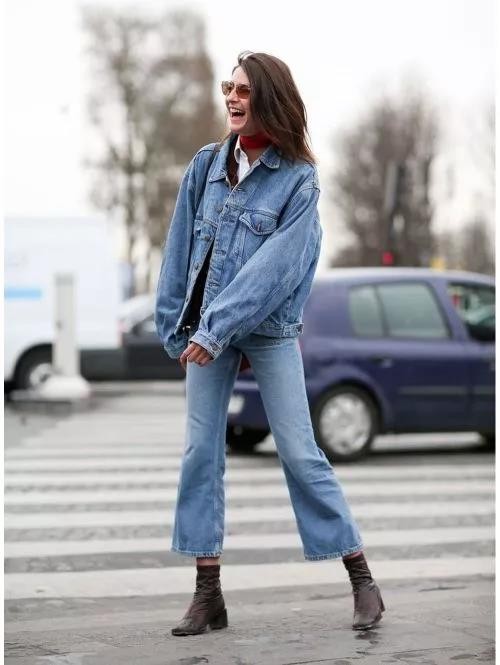 女人不要总是穿牛仔裤搭t恤,直筒牛仔裤和微喇牛仔裤哪个显瘦