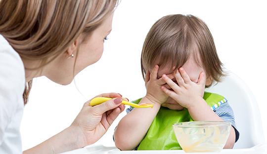 孩子老追着喂饭,孩子不爱吃饭追着孩子喂饭