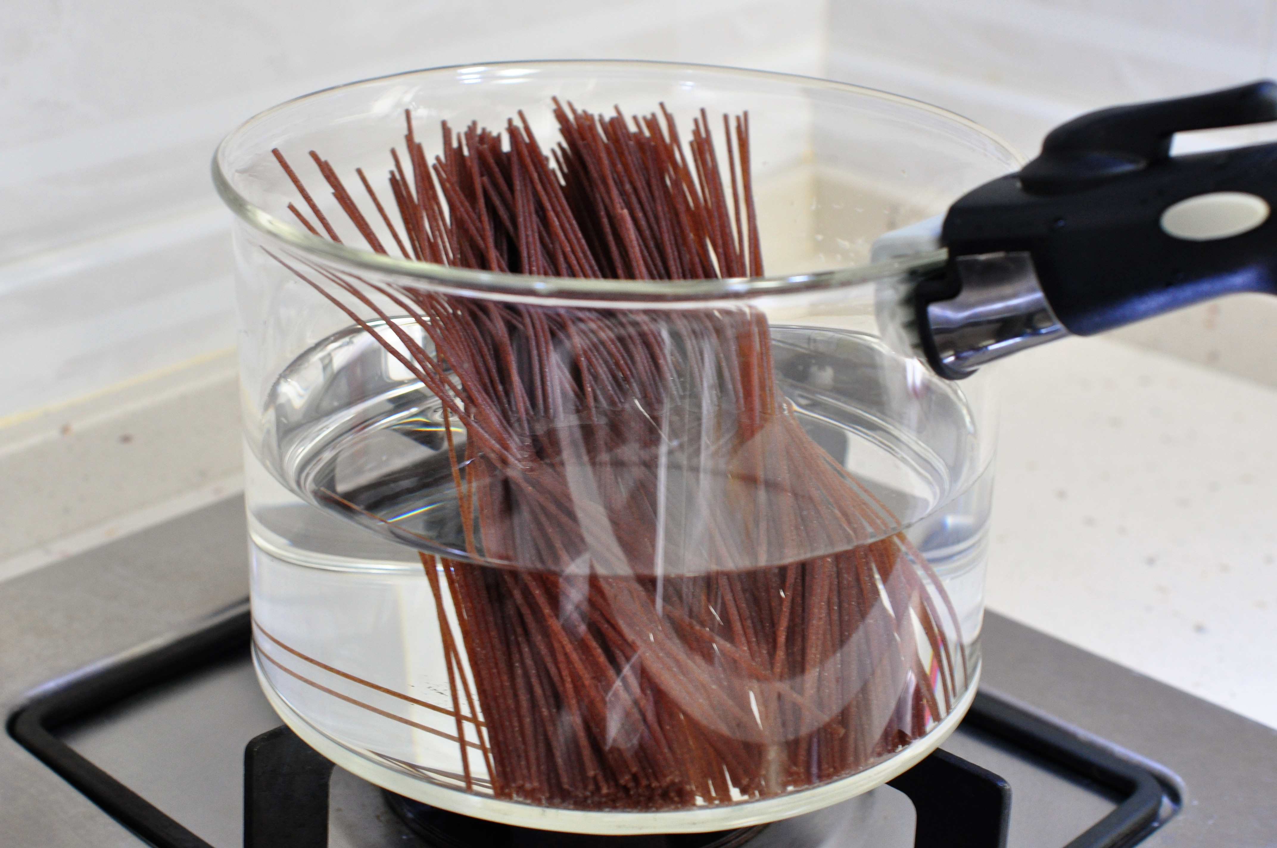 煮面条开水下锅还是冷水下锅,煮面条应该开水下锅还是冷水下锅