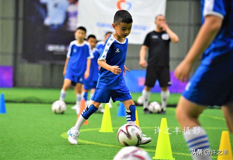 《首都抗疫医护人员亲子“同心公益”足球赛》