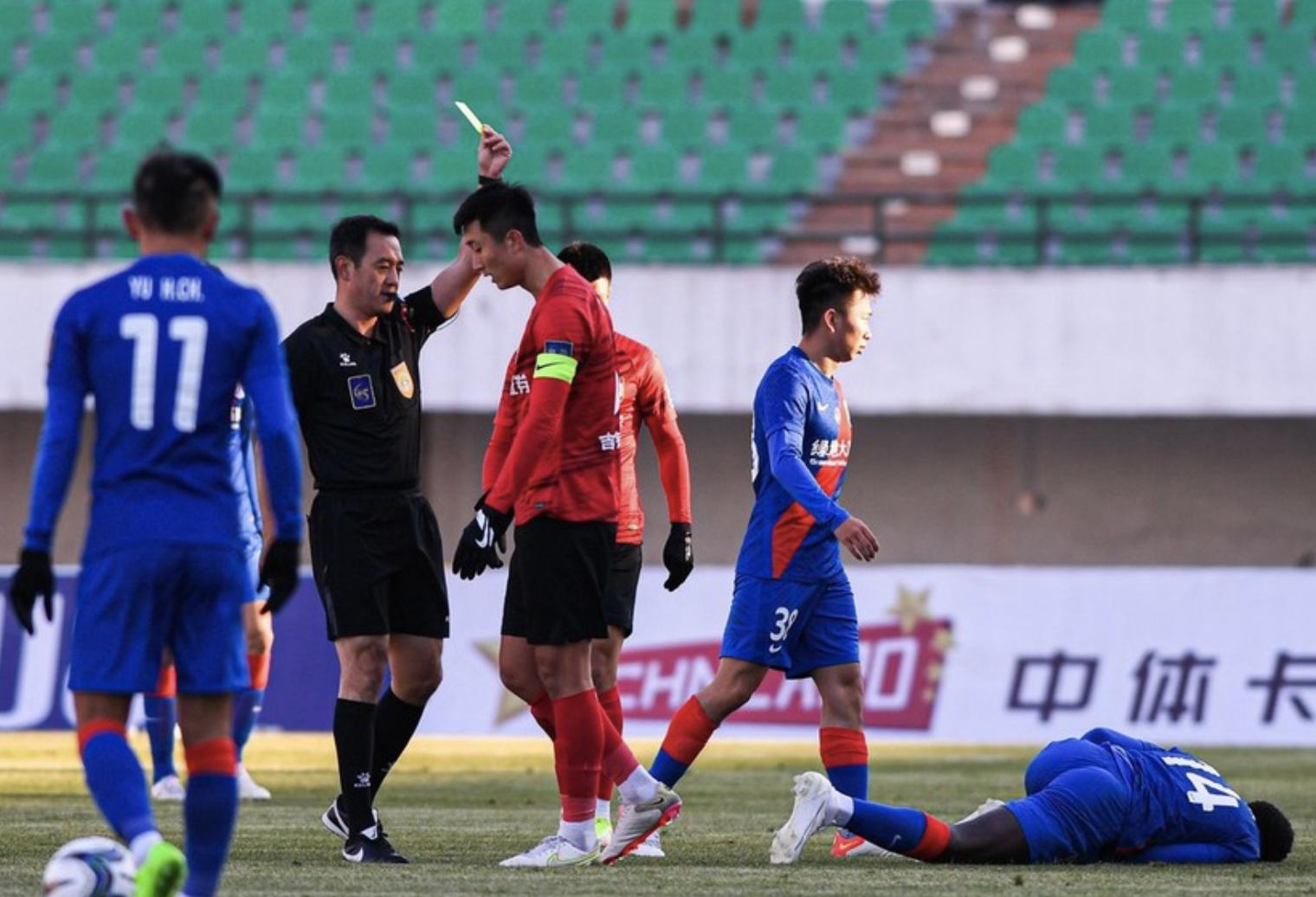 申花2-0亚泰：功夫足球上演，5黄3红17人大乱斗，裁判控场失败