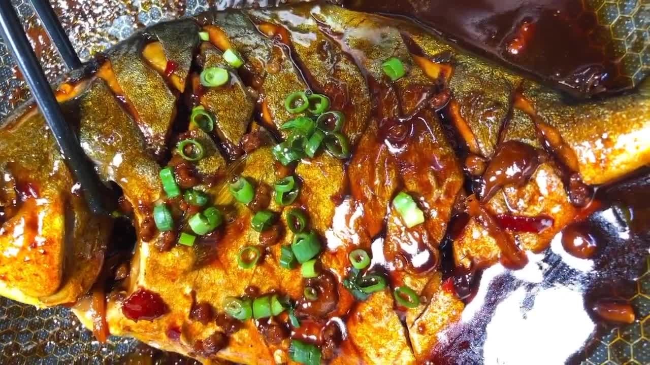 大厨教红烧鲳鱼的做法视频教程,冰鲜白鲳鱼做清蒸还是红烧好吃