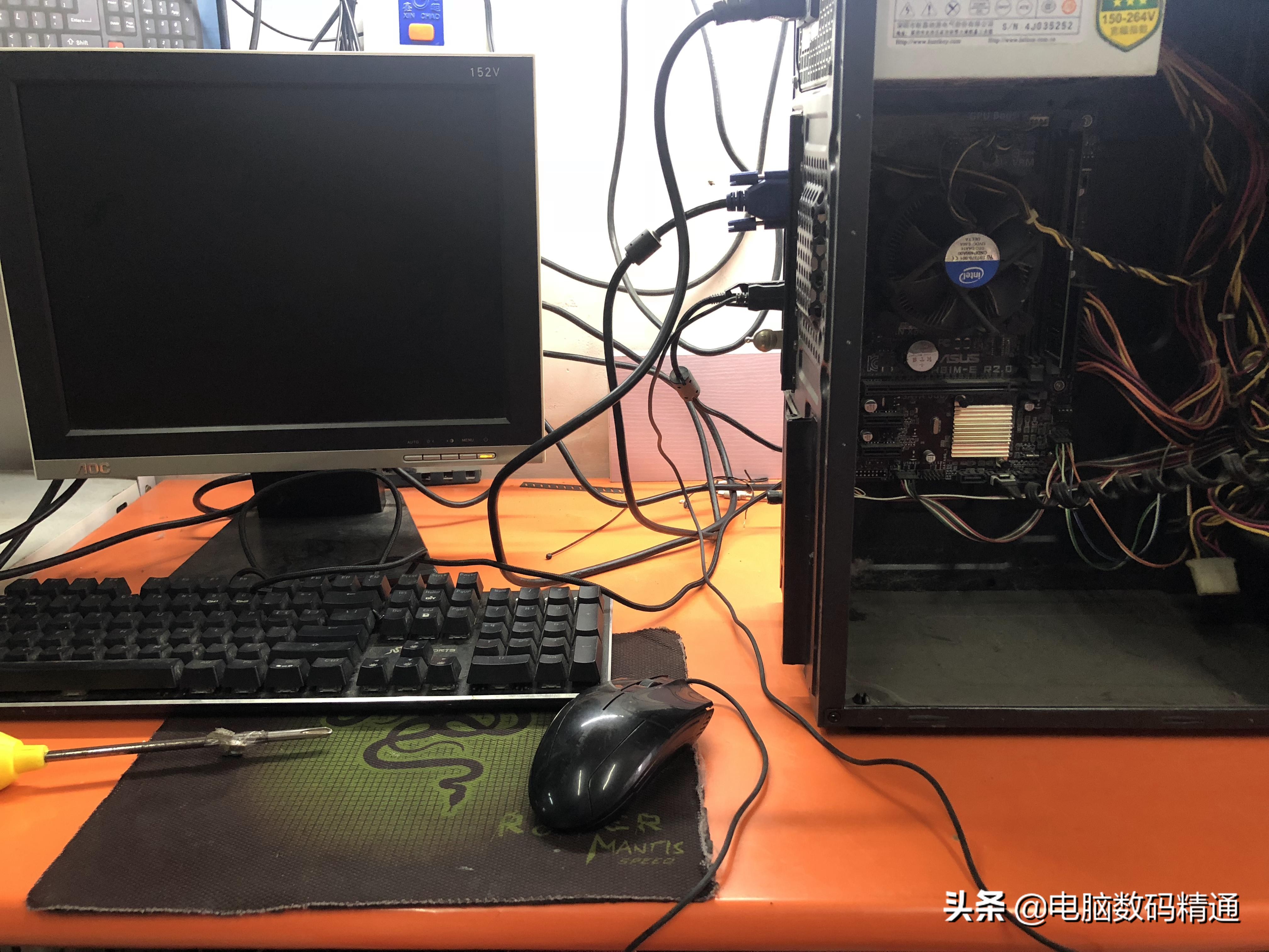 父亲把自用的电脑拿到电脑店升级配置，儿子很委屈，读大学没法用