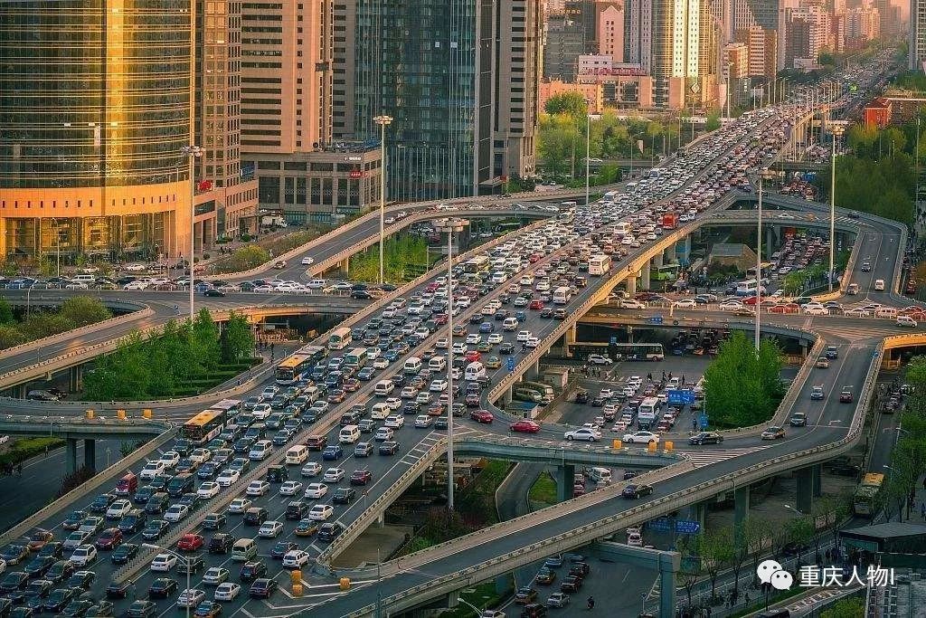 重庆骑摩托车上班,重庆大叔骑摩托