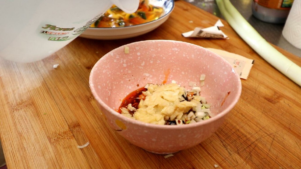 凉拌皮蛋松花变蛋家常做法,做皮蛋凉拌用什么醋