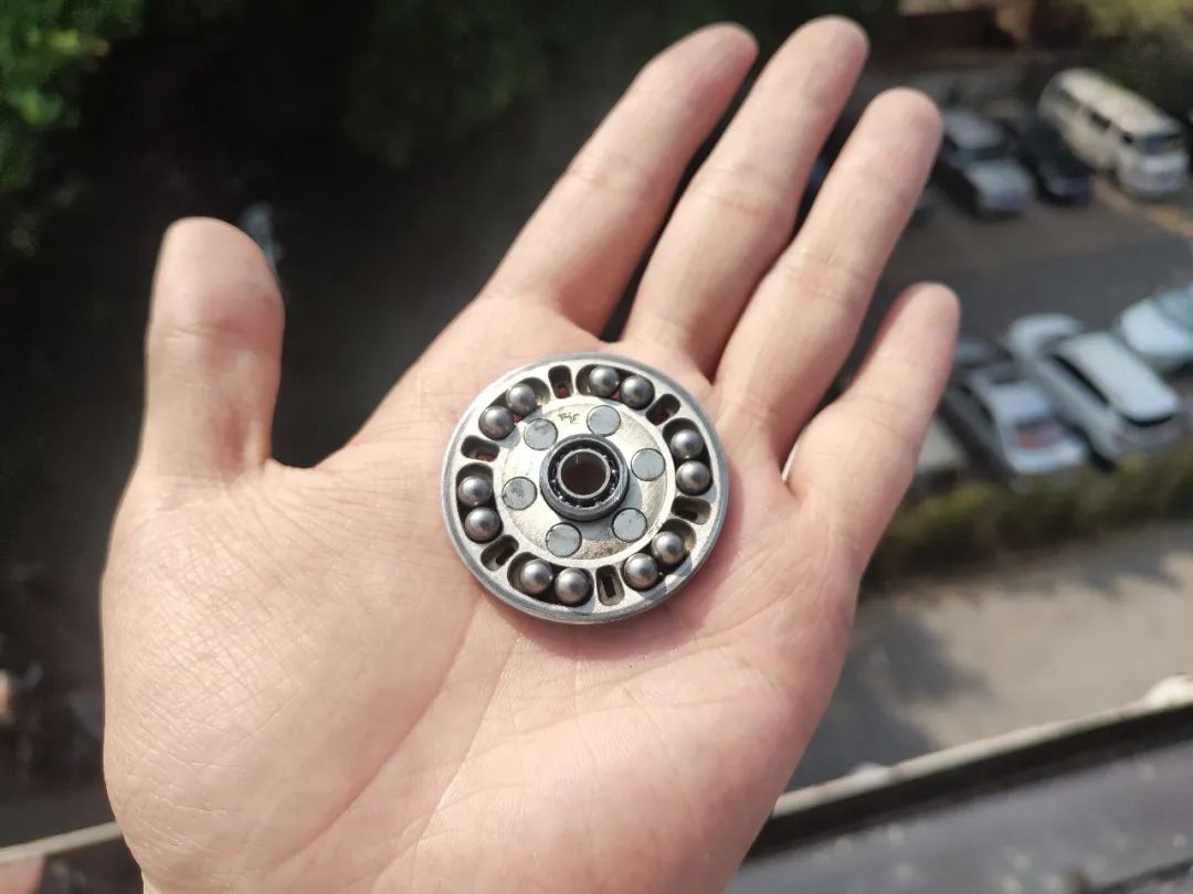 这个指尖陀螺不仅能转，还能啪啪啪？