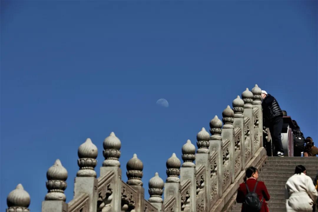 峨眉山金顶日月同辉高清大图,峨眉山日出云海彩虹风景