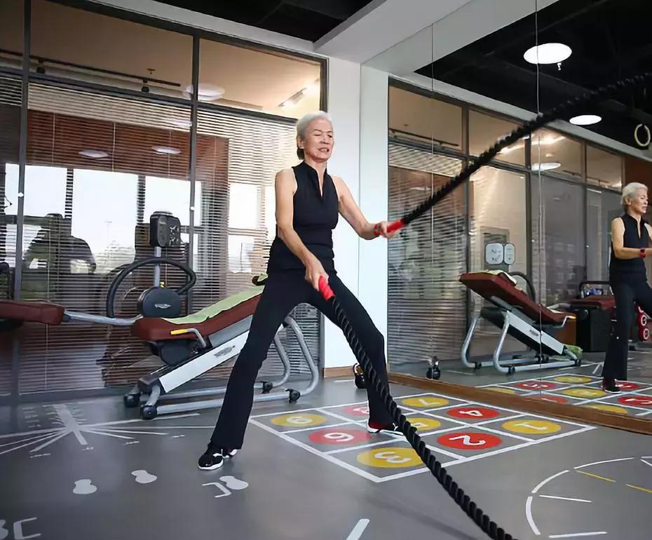 73岁奶奶因病零基础开始健身,73岁白发奶奶坚持健身13年