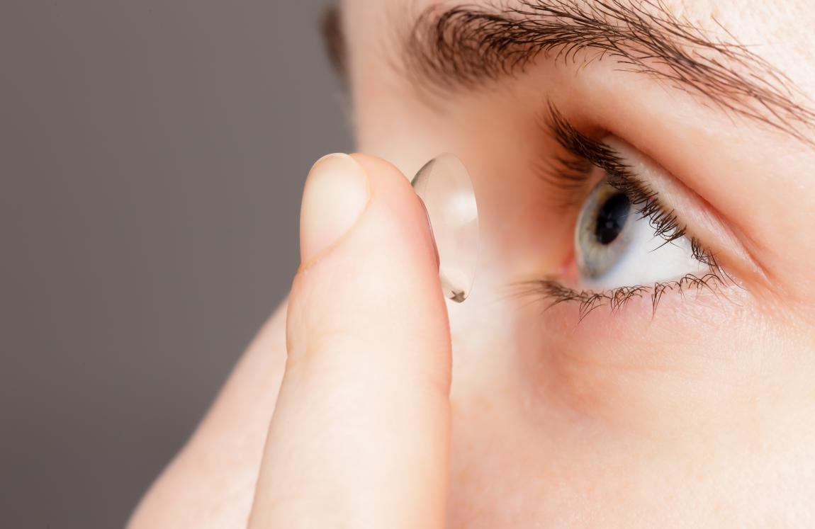 角膜塑形镜晚上睡觉有危险吗,角膜塑形镜睡觉揉眼睛会掉吗