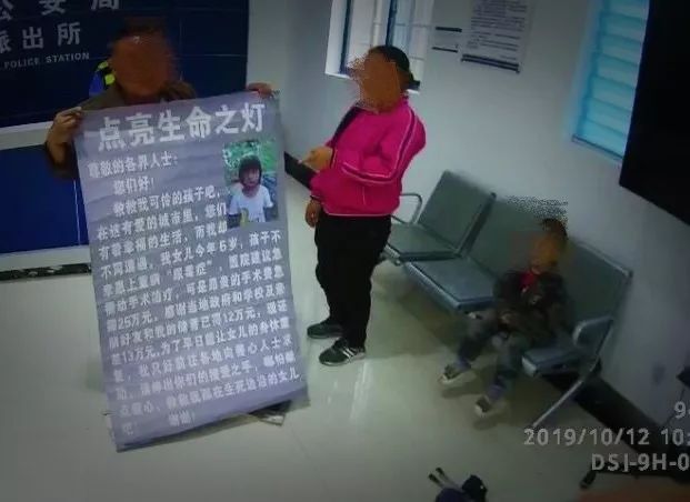 太可恶!凯里街头这对夫妻,偷滴眼药水博同情!