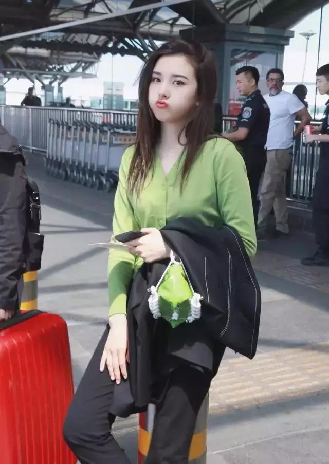 欧阳娜娜黄褐发色,2022年最流行显白的颜色