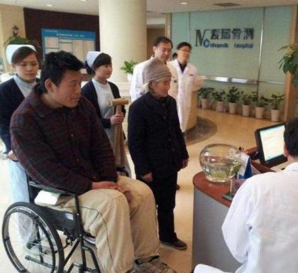 他曾是姚明队友，因伤瘫痪靠70岁老母亲照顾，母子二人靠白菜度日