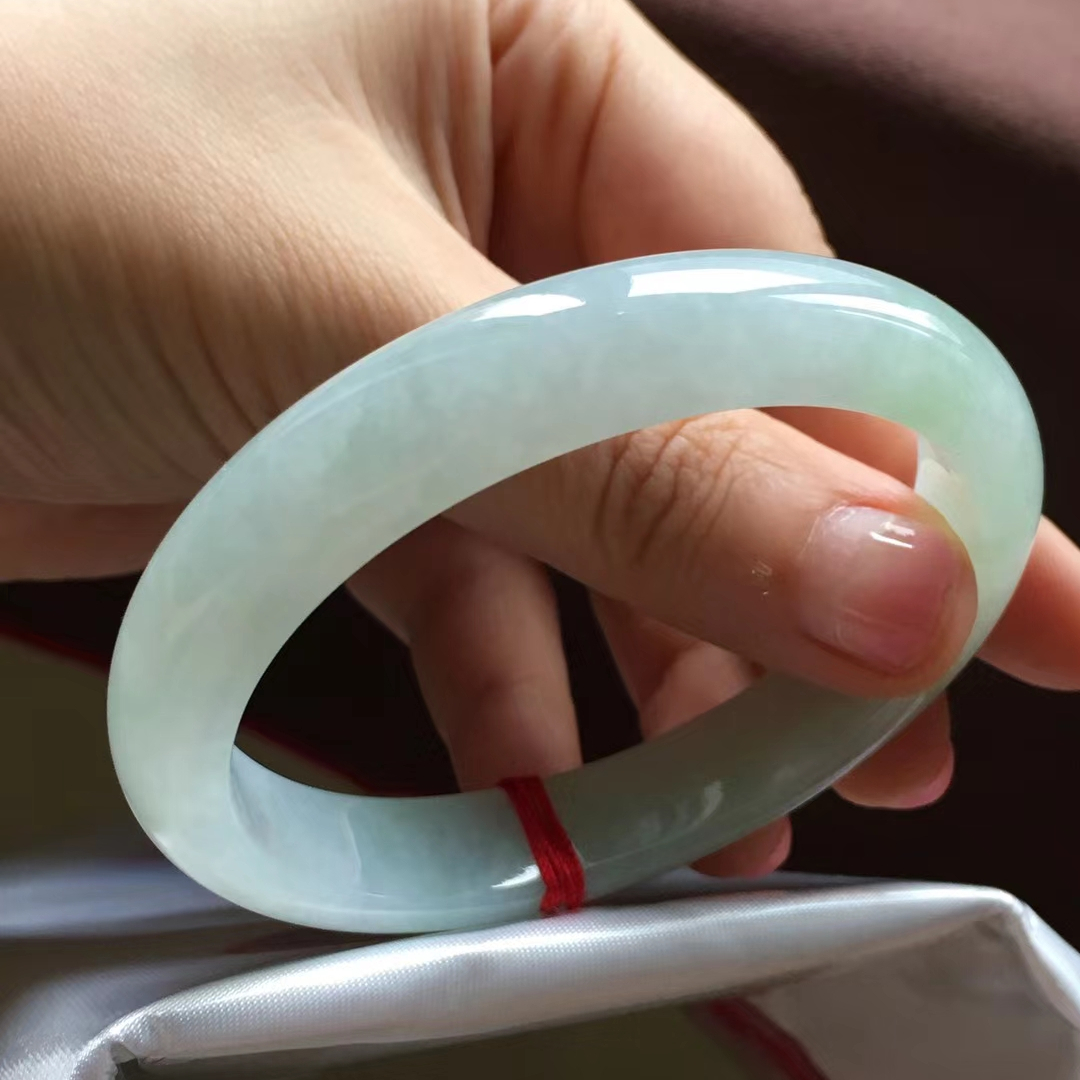 黄金手镯和翡翠手镯哪个保值,国际大牌翡翠手镯图片