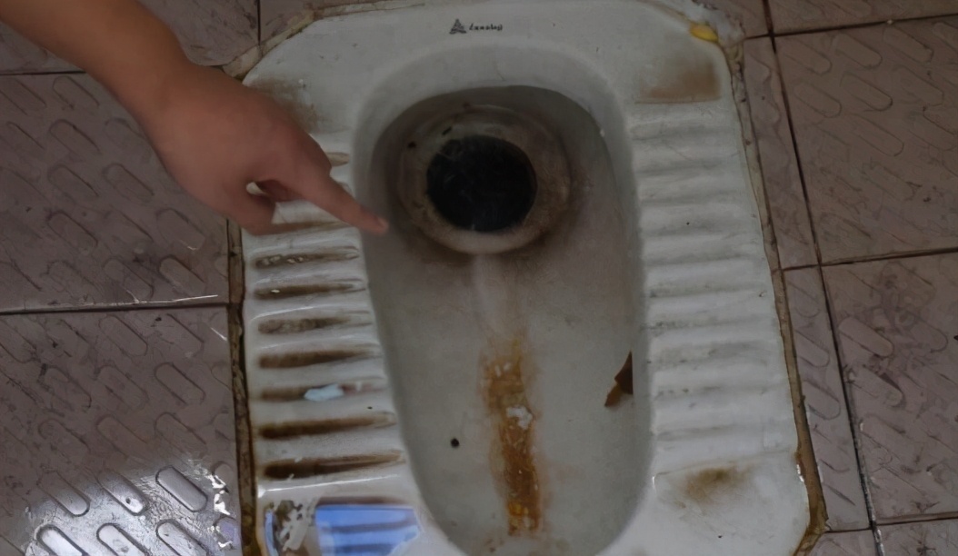 厕所黄渍清洗小妙招,蹲厕黄黄的怎么清理