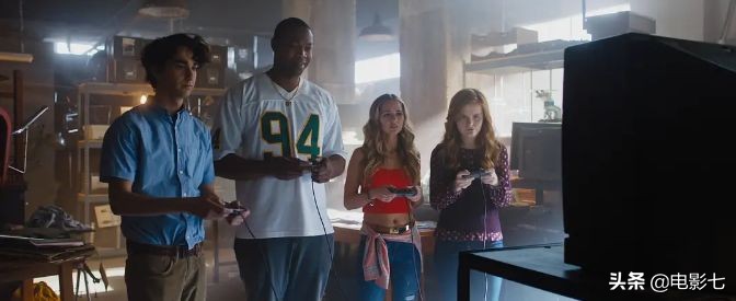 色香味俱全,从童年阴影到成人喜剧,别小看女神这部「R级」片