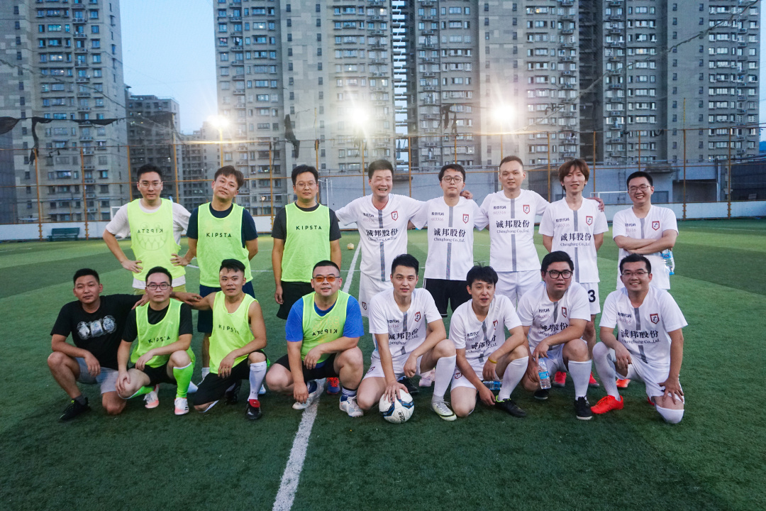 绿茵足球点亮梦想,绿茵点亮梦想足球伴我成长