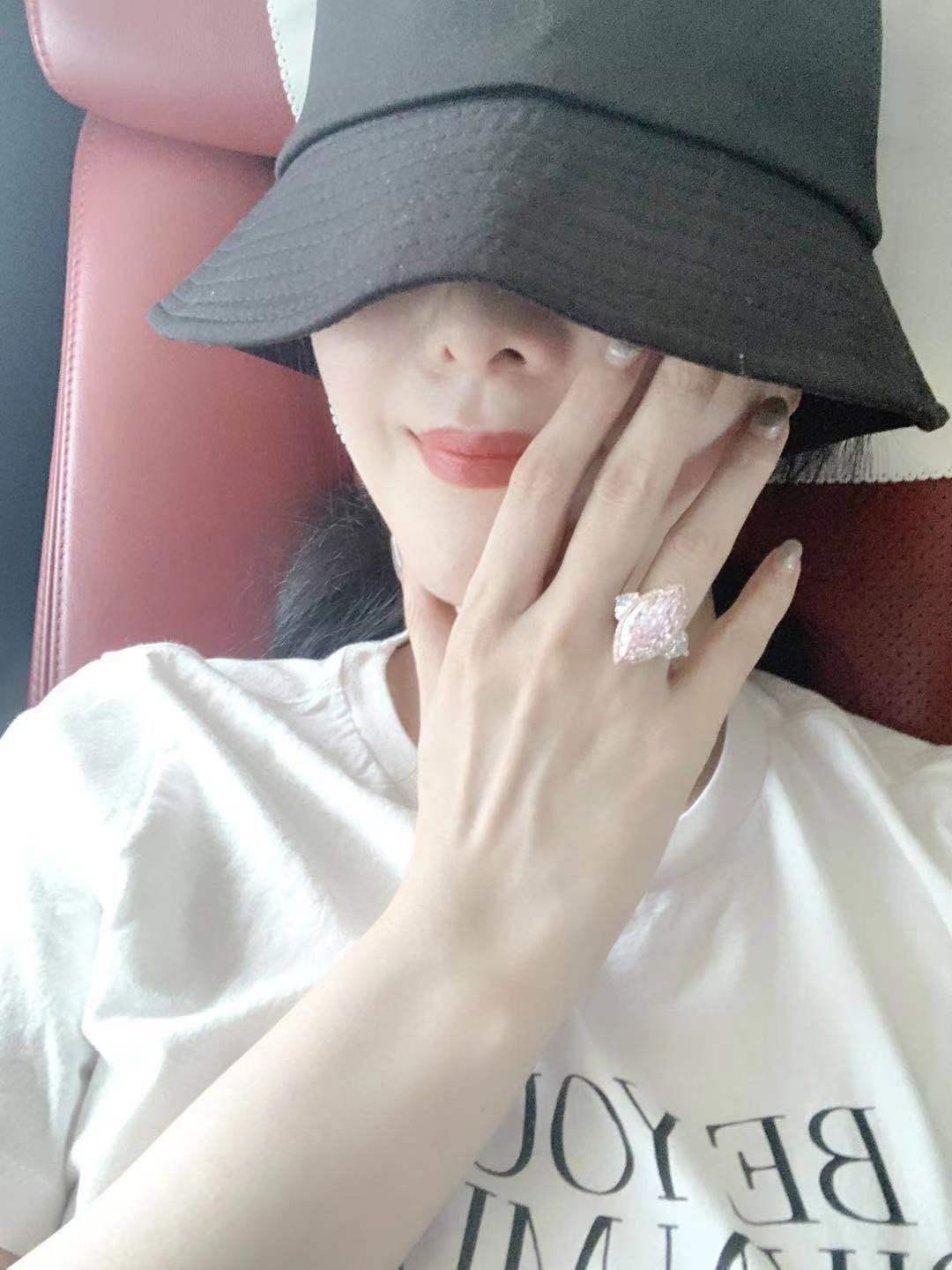 范冰冰最近出席活动照片一身西装,范冰冰一袭绿裙现身机场